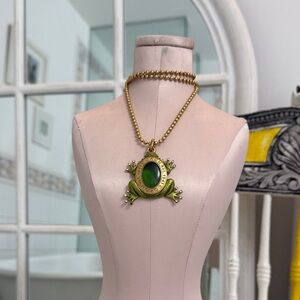 Elegant Green Frog Pendant Necklace
